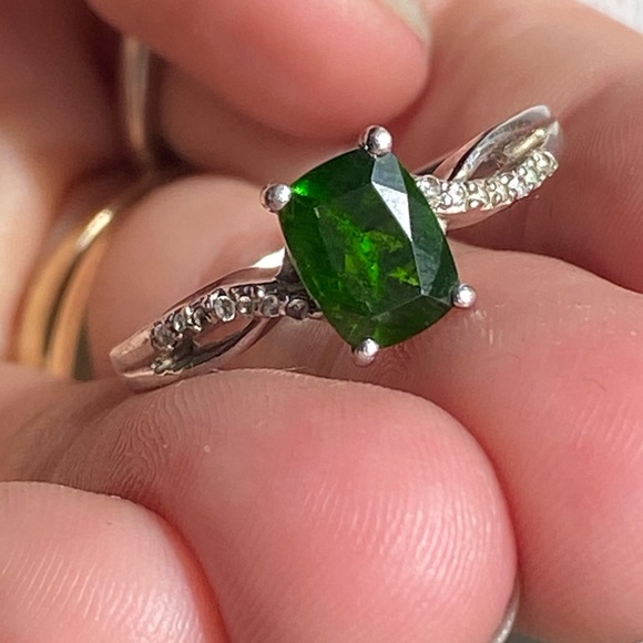 STS - Emerald Green Stone - Sterling Silver 925 Ring with Diamond Detailed band - Picture 3 of 17
